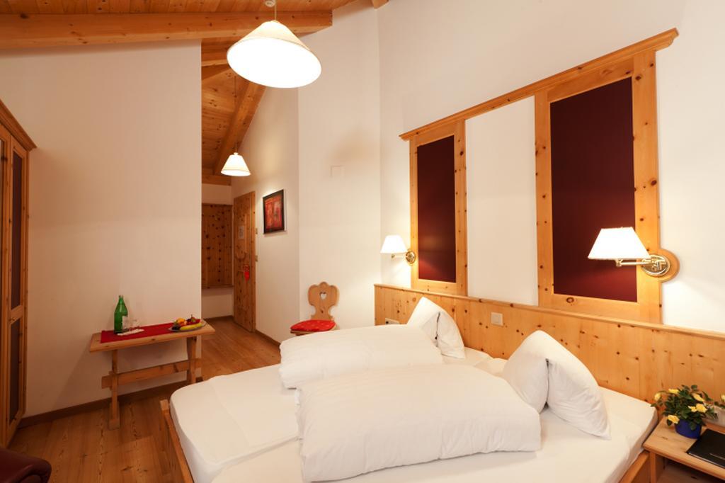 Hotel Astras Scuol Rom bilde
